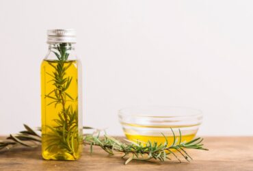 روغن رزماری برای رشد مو: درمانی طبیعی برای ریزش مو