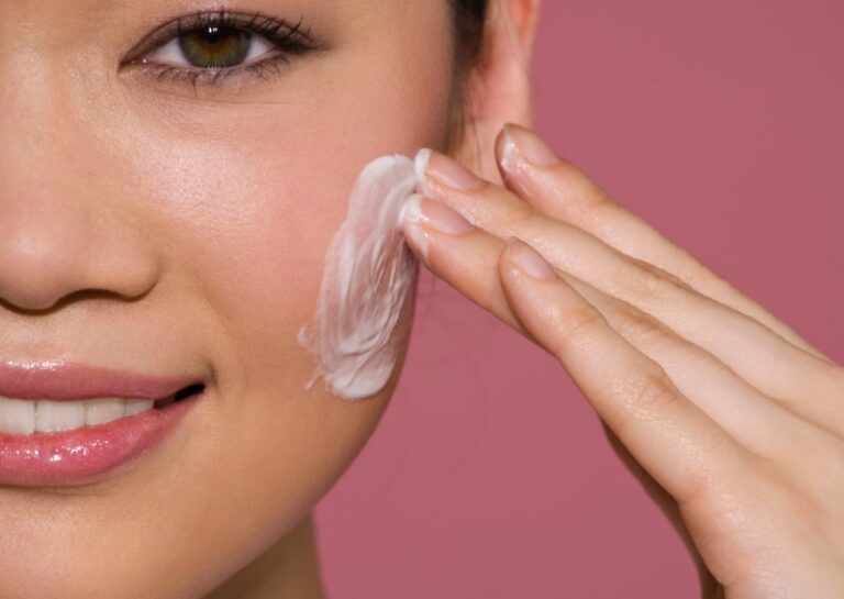 آیا کرم مرطوب‌ کننده پوست را تیره میکند؟ بررسی دقیق