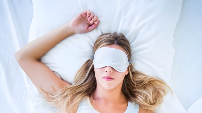 چگونه خوابیدن بر سلامت و پیری پوست تأثیر می‌ گذارد؟