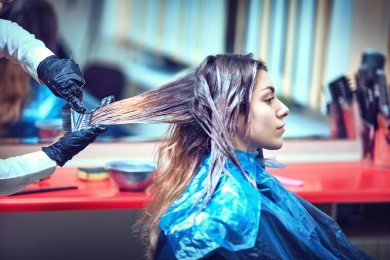 آیا رنگ کردن مو به سلامت بدن آسیب می‌ رساند؟ بررسی علمی و توصیه‌ های ایمنی