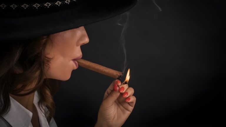چرا ترک سیگار در زنان سخت‌ تر است؟ بررسی عوامل زیستی، روانی و اجتماعی
