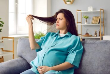 رنگ مو در بارداری ضرر دارد؟ نظر پزشکان و نکات ایمنی رنگ کردن مو