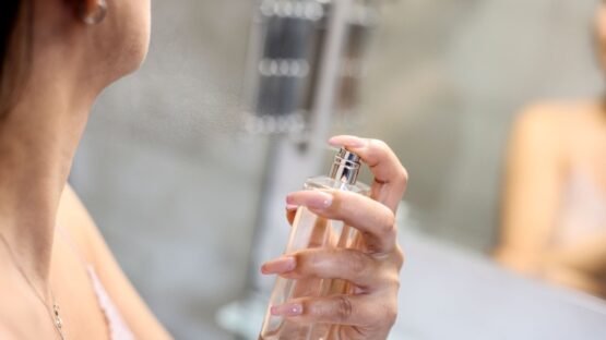 آیا عطر زدن روی گردن خطرناک است؟ واقعیت درباره عطر، هورمون ها و سرطان