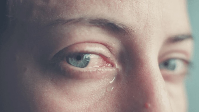 آیا نگه داشتن اشک ها و گریه نکردن مضر است؟