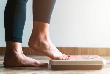 چرا وزن ما هر روز تغییر می کند؟ بهترین زمان وزن کشی و عدد واقعی ترازو