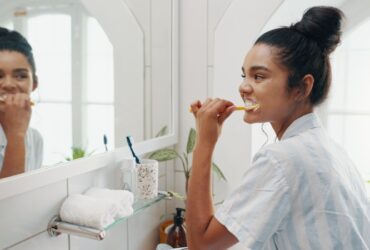 اول مسواک بزنیم یا صبحانه بخوریم؟ پاسخ دندان پزشکان درباره بهترین زمان مسواک زدن