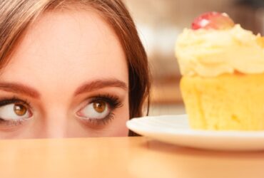 چرا بدن ناگهان هوس شیرینی می کند؟ ۶ دلیل رایج و راه های کنترل آن