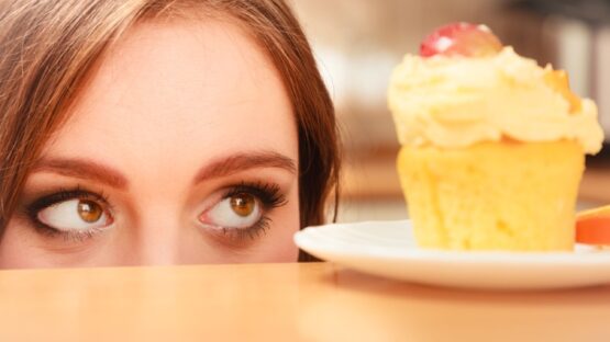 چرا بدن ناگهان هوس شیرینی می کند؟ ۶ دلیل رایج و راه های کنترل آن